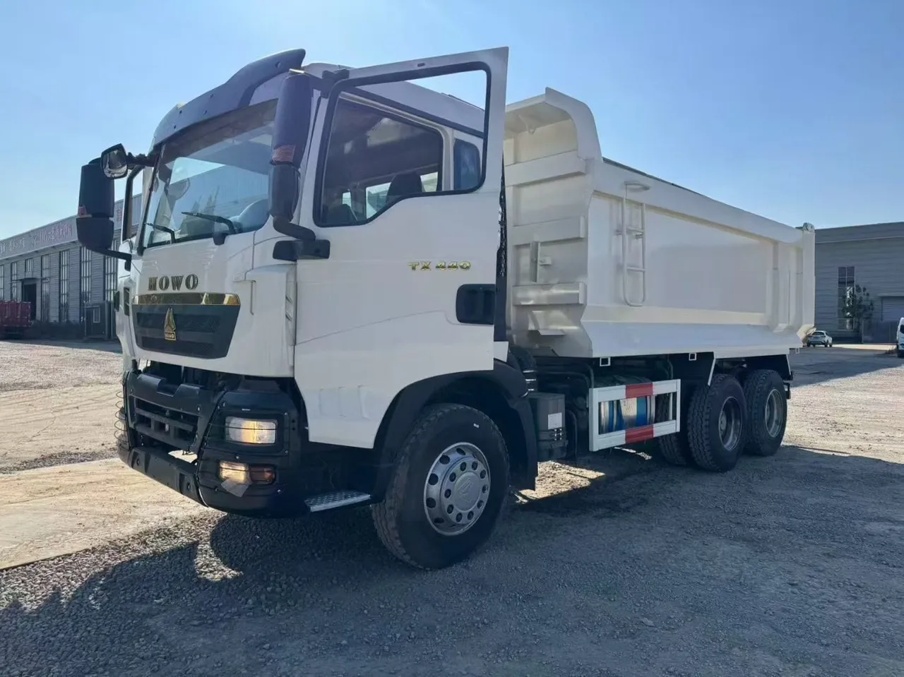 Used HOWO 6x4 u-shaped dump truck with round-bottom U-body tipper, ready for export