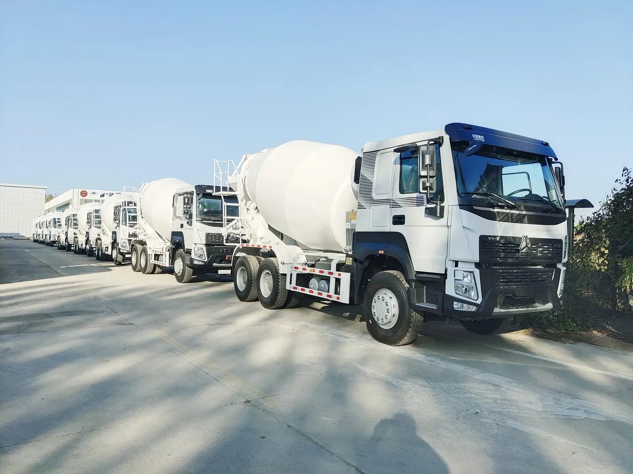 HOWO 8x4 ready mix truck, 12 cubic metre drum, high-capacity concrete mixer export
