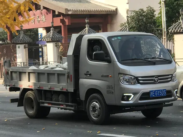 4×2 tipper truck for sale