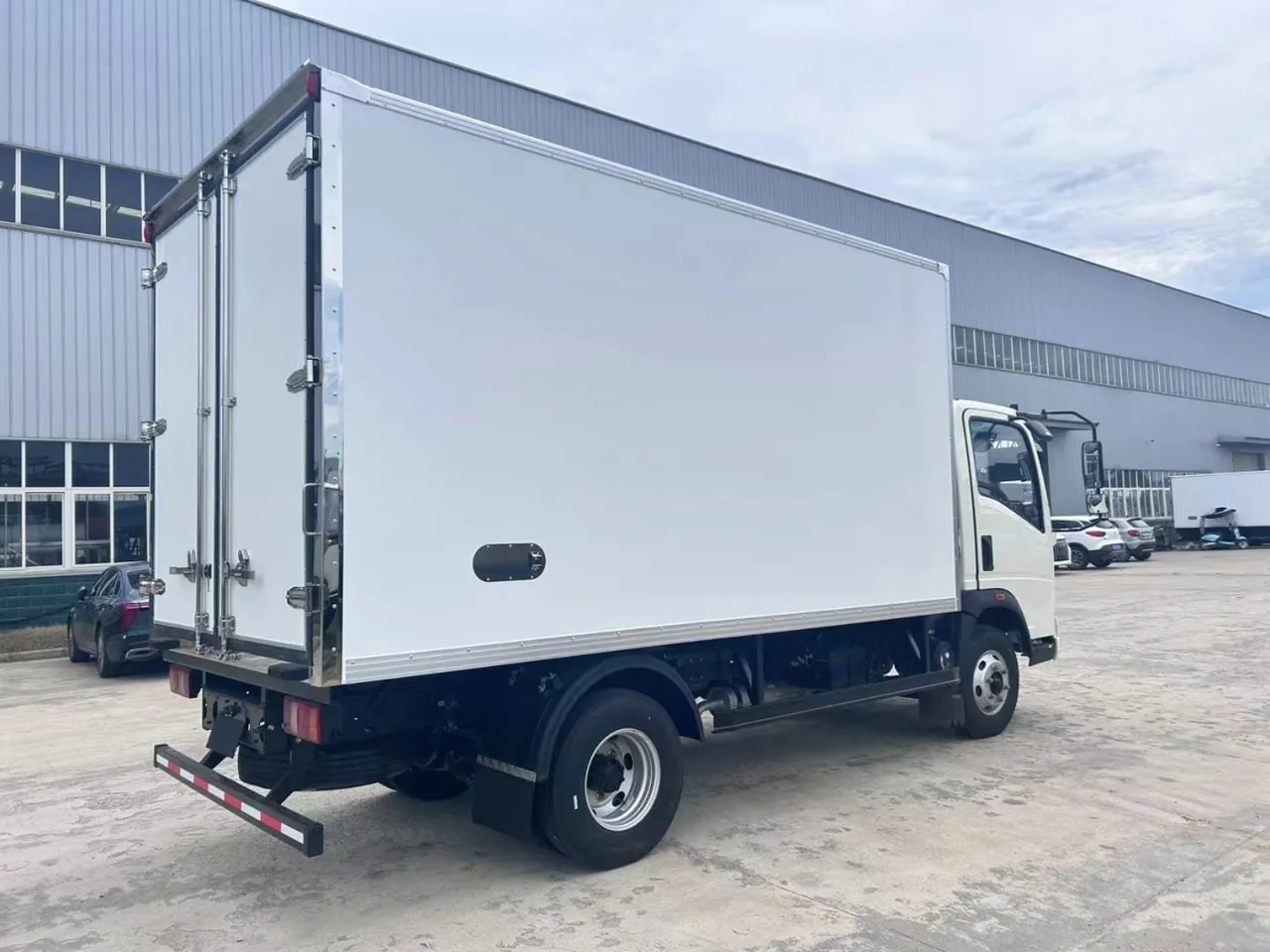 Heavy HOWO 6x4 used refrigerated truck for long-haul cold chain export