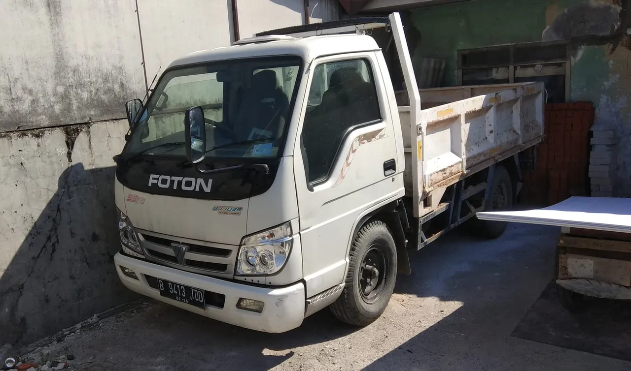 Mini dump truck with hydraulic tipping body for sale
